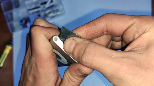 image 46 How to replace the battery on an iPod nano 2nd gen