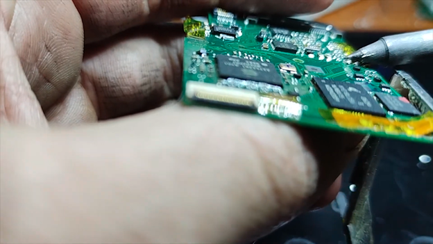 image 62 How to replace the battery on an iPod nano 2nd gen
