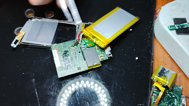 image 69 How to replace the battery on an iPod nano 2nd gen