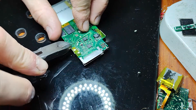 image 70 How to replace the battery on an iPod nano 2nd gen