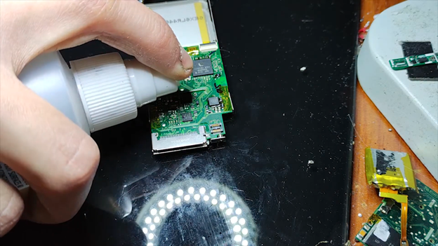 image 71 How to replace the battery on an iPod nano 2nd gen